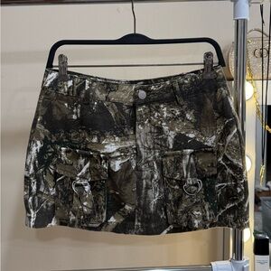 RISE Supply Co Camo Cargo Mini Skirt – Size 5